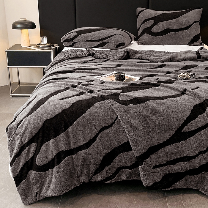 91家纺网 家纺一手货源 找家纺 楼兰公主毛毯专供 2025爆款阳离子赫本双层单层羊羔绒跨境绒毯 赫本-深灰