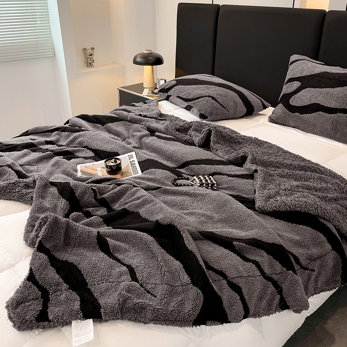 91家纺网 家纺一手货源 找家纺 楼兰公主毛毯专供 2025爆款阳离子赫本双层单层羊羔绒跨境绒毯 赫本-深灰