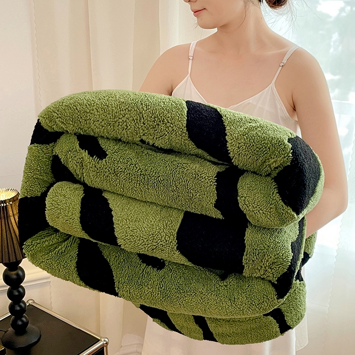 楼兰公主毛毯专供 2025爆款阳离子赫本双层单层羊羔绒跨境绒毯 赫本-深绿