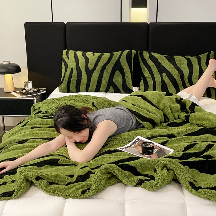 91家纺网 家纺一手货源 找家纺 楼兰公主毛毯专供 2025爆款阳离子赫本双层单层羊羔绒跨境绒毯 赫本-深绿