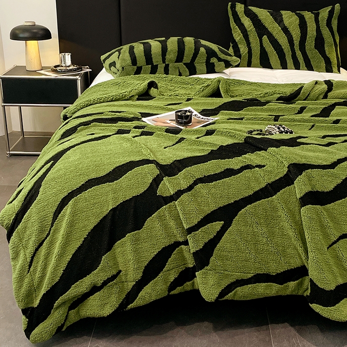 91家纺网 家纺一手货源 找家纺 楼兰公主毛毯专供 2025爆款阳离子赫本双层单层羊羔绒跨境绒毯 赫本-深绿