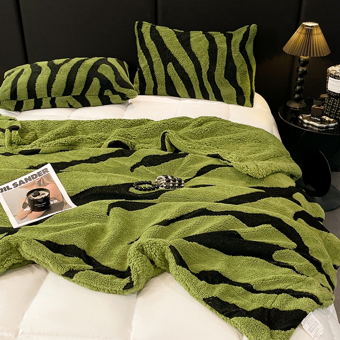 91家纺网 家纺一手货源 找家纺 楼兰公主毛毯专供 2025爆款阳离子赫本双层单层羊羔绒跨境绒毯 赫本-深绿