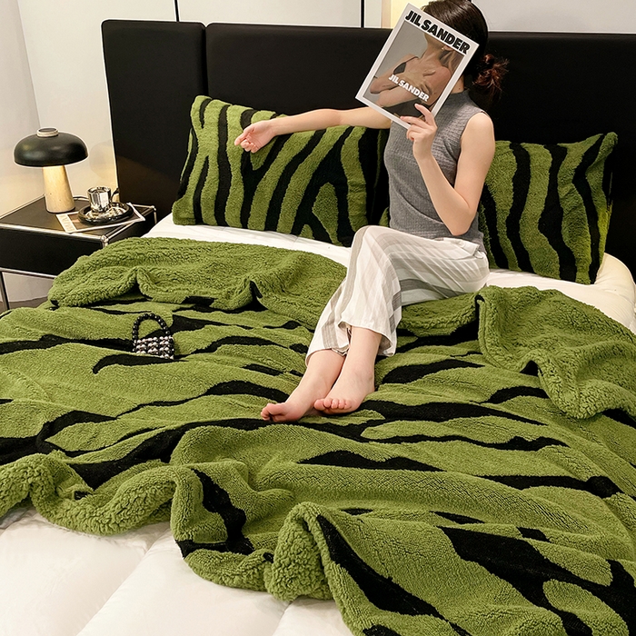 91家纺网 家纺一手货源 找家纺 楼兰公主毛毯专供 2025爆款阳离子赫本双层单层羊羔绒跨境绒毯 赫本-深绿