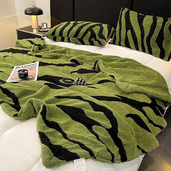 91家纺网 家纺一手货源 找家纺 楼兰公主毛毯专供 2025爆款阳离子赫本双层单层羊羔绒跨境绒毯 赫本-深绿