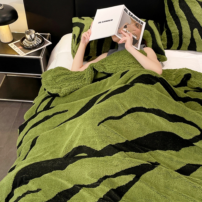 91家纺网 家纺一手货源 找家纺 楼兰公主毛毯专供 2025爆款阳离子赫本双层单层羊羔绒跨境绒毯 赫本-深绿