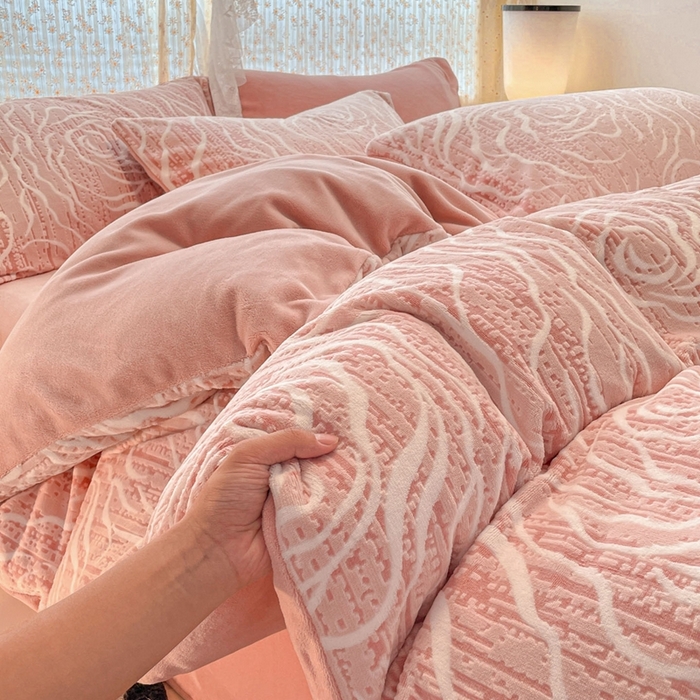 91家纺网 家纺一手货源 找家纺 （总）小叮当家纺仓储工厂店 2025新款高克重230克雕花牛奶绒四件套