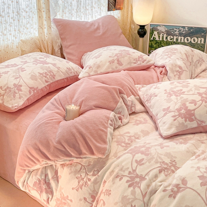 91家纺网 家纺一手货源 找家纺 小叮当家纺仓储工厂店 2025新款高克重230克雕花牛奶绒四件套 晕染花曳-粉