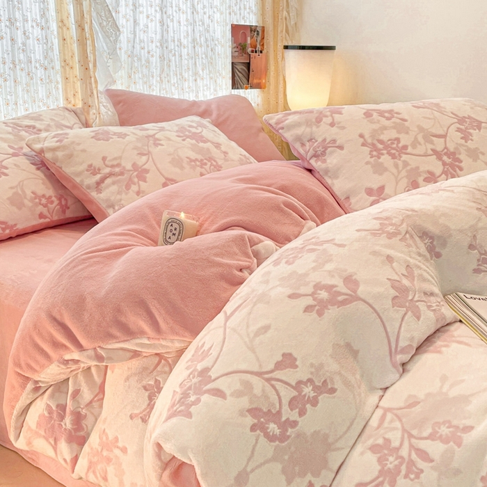 91家纺网 家纺一手货源 找家纺 小叮当家纺仓储工厂店 2025新款高克重230克雕花牛奶绒四件套 晕染花曳-粉