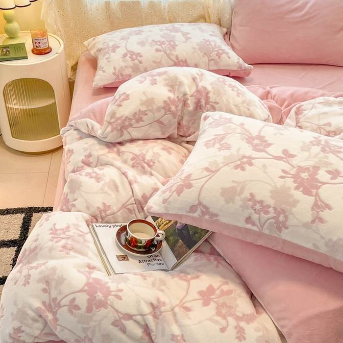 91家纺网 家纺一手货源 找家纺 小叮当家纺仓储工厂店 2025新款高克重230克雕花牛奶绒四件套 晕染花曳-粉