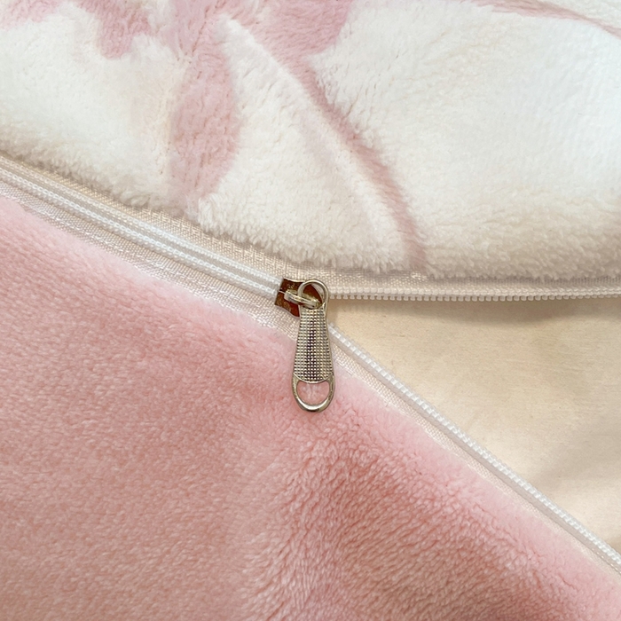 91家纺网 家纺一手货源 找家纺 小叮当家纺仓储工厂店 2025新款高克重230克雕花牛奶绒四件套 晕染花曳-粉