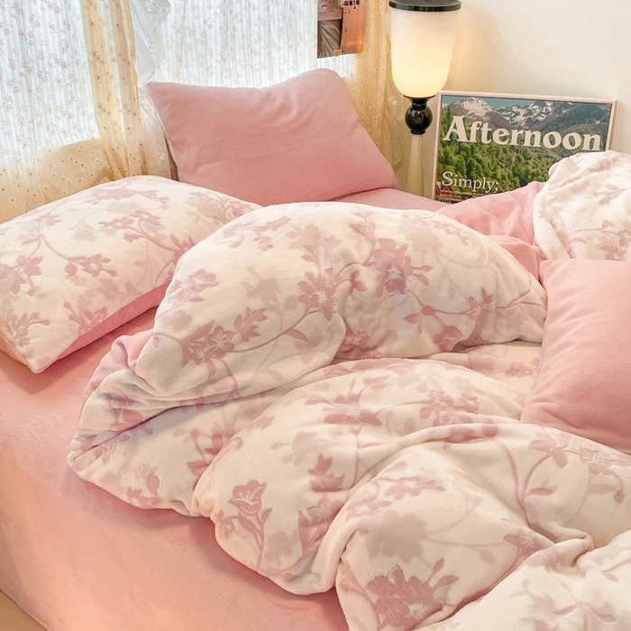 91家纺网 家纺一手货源 找家纺 小叮当家纺仓储工厂店 2025新款高克重230克雕花牛奶绒四件套 晕染花曳-粉