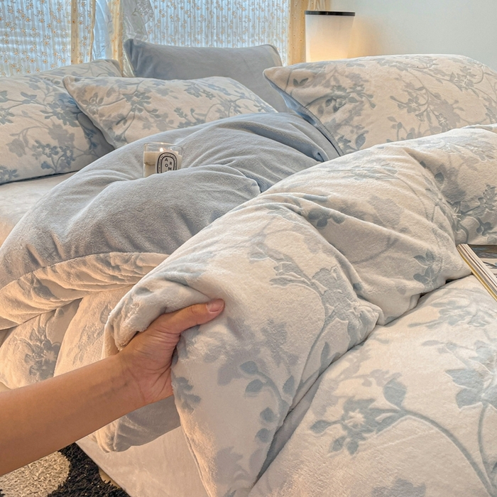 小叮当家纺仓储工厂店 2025新款高克重230克雕花牛奶绒四件套 晕染花曳-蓝