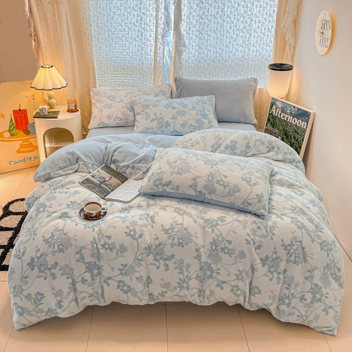 91家纺网 家纺一手货源 找家纺 小叮当家纺仓储工厂店 2025新款高克重230克雕花牛奶绒四件套 晕染花曳-蓝