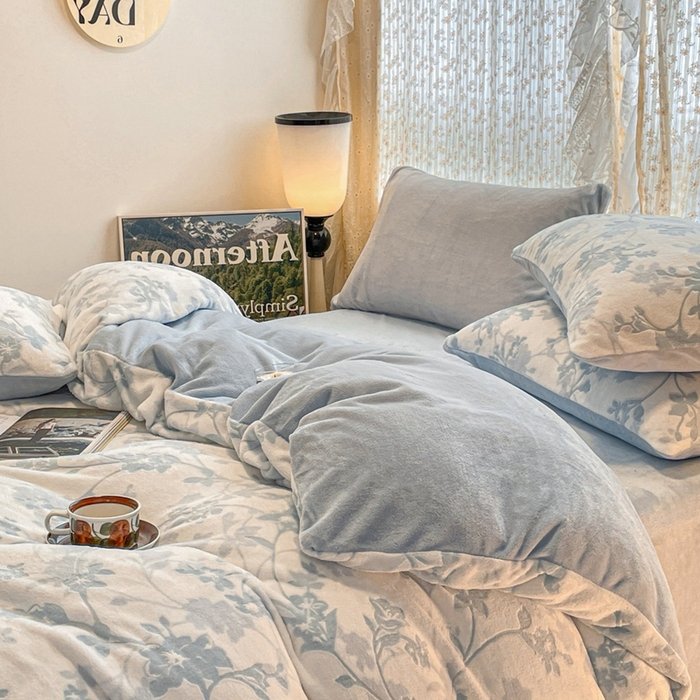 91家纺网 家纺一手货源 找家纺 小叮当家纺仓储工厂店 2025新款高克重230克雕花牛奶绒四件套 晕染花曳-蓝