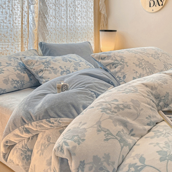91家纺网 家纺一手货源 找家纺 小叮当家纺仓储工厂店 2025新款高克重230克雕花牛奶绒四件套 晕染花曳-蓝