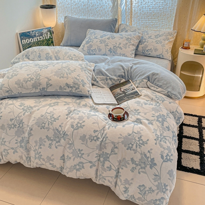 91家纺网 家纺一手货源 找家纺 小叮当家纺仓储工厂店 2025新款高克重230克雕花牛奶绒四件套 晕染花曳-蓝