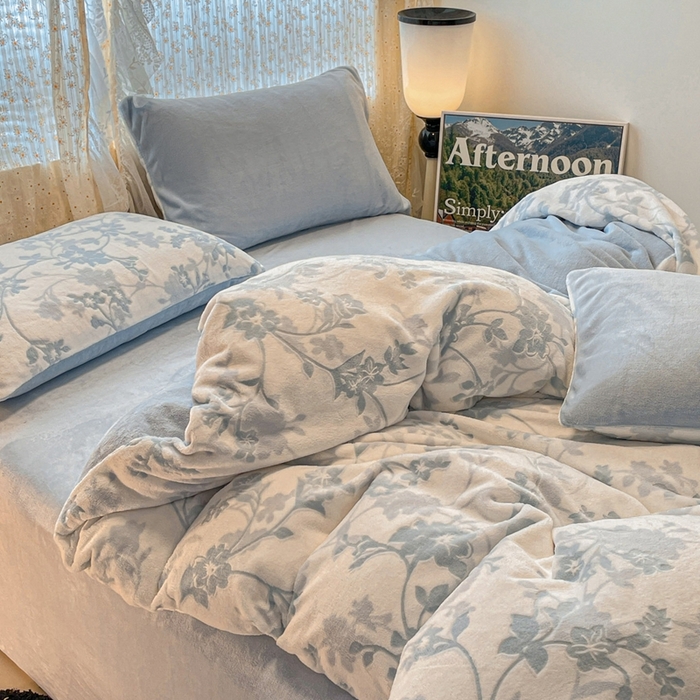 91家纺网 家纺一手货源 找家纺 小叮当家纺仓储工厂店 2025新款高克重230克雕花牛奶绒四件套 晕染花曳-蓝