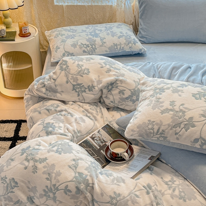 91家纺网 家纺一手货源 找家纺 小叮当家纺仓储工厂店 2025新款高克重230克雕花牛奶绒四件套 晕染花曳-蓝
