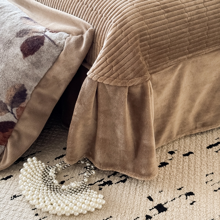 91家纺网 家纺一手货源 找家纺 九花鹿 2024新款A类宽边工艺款丹麦兔毛绒牛奶绒四件套 宽边丹麦兔绒-秋实(咖）