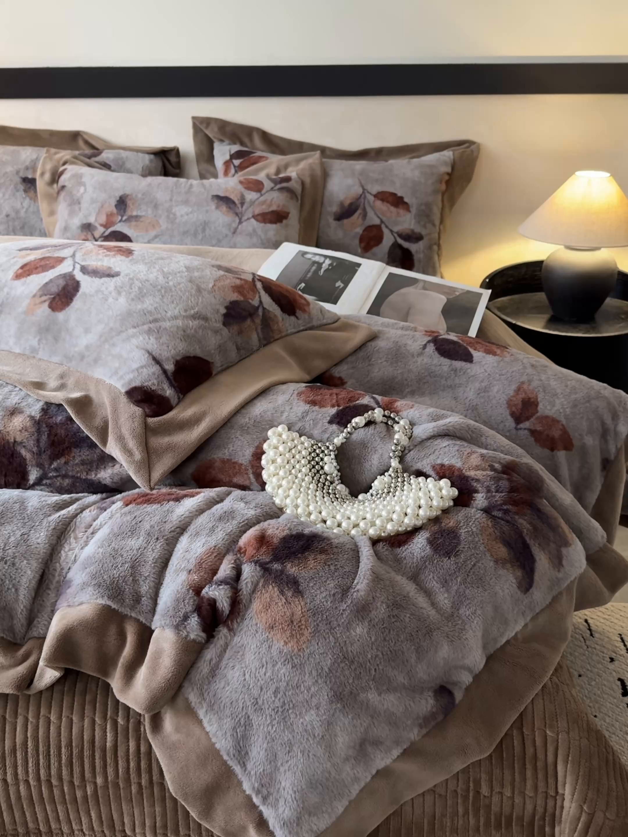 91家纺网 家纺一手货源 找家纺 九花鹿 2024新款A类宽边工艺款丹麦兔毛绒牛奶绒四件套 宽边丹麦兔绒-秋实(咖）