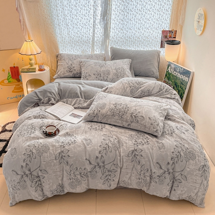 91家纺网 家纺一手货源 找家纺 小叮当家纺仓储工厂店 2025新款高克重230克雕花牛奶绒四件套 风雅颂-灰
