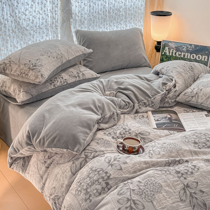 91家纺网 家纺一手货源 找家纺 小叮当家纺仓储工厂店 2025新款高克重230克雕花牛奶绒四件套 风雅颂-灰