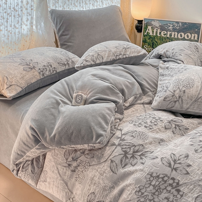 91家纺网 家纺一手货源 找家纺 小叮当家纺仓储工厂店 2025新款高克重230克雕花牛奶绒四件套 风雅颂-灰