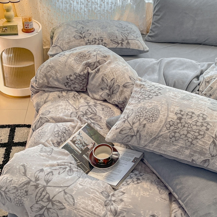 91家纺网 家纺一手货源 找家纺 小叮当家纺仓储工厂店 2025新款高克重230克雕花牛奶绒四件套 风雅颂-灰