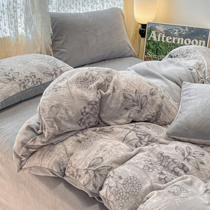 91家纺网 家纺一手货源 找家纺 小叮当家纺仓储工厂店 2025新款高克重230克雕花牛奶绒四件套 风雅颂-灰