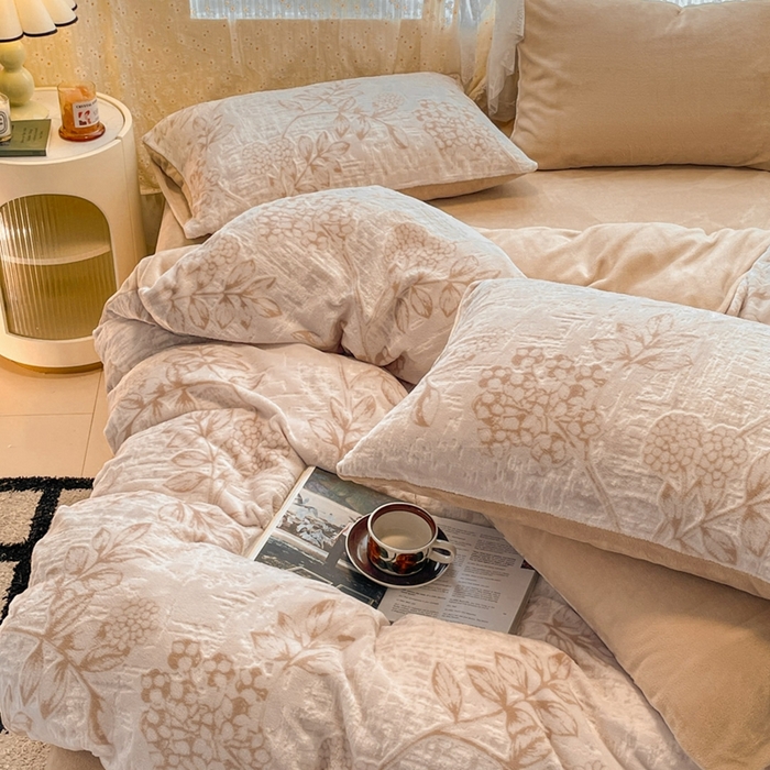 91家纺网 家纺一手货源 找家纺 小叮当家纺仓储工厂店 2025新款高克重230克雕花牛奶绒四件套 风雅颂-卡其