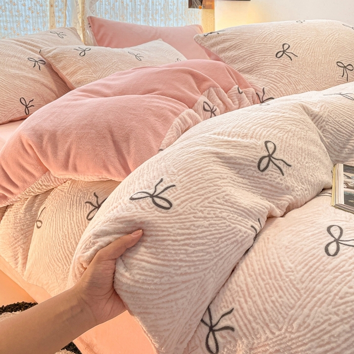 小叮当家纺仓储工厂店 2025新款高克重230克雕花牛奶绒四件套 梦幻芭蕾-粉