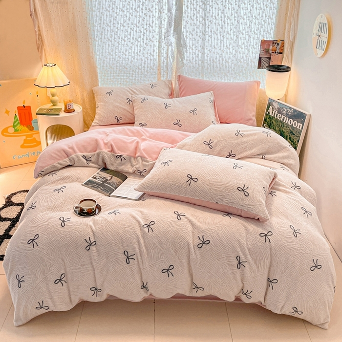 91家纺网 家纺一手货源 找家纺 小叮当家纺仓储工厂店 2025新款高克重230克雕花牛奶绒四件套 梦幻芭蕾-粉