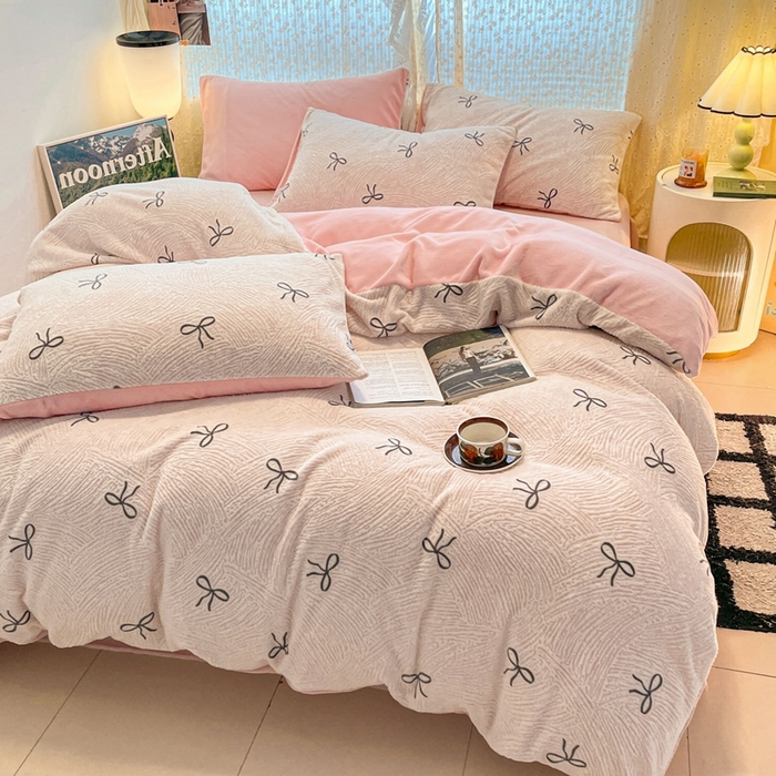 91家纺网 家纺一手货源 找家纺 小叮当家纺仓储工厂店 2025新款高克重230克雕花牛奶绒四件套 梦幻芭蕾-粉