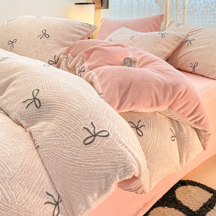 91家纺网 家纺一手货源 找家纺 小叮当家纺仓储工厂店 2025新款高克重230克雕花牛奶绒四件套 梦幻芭蕾-粉
