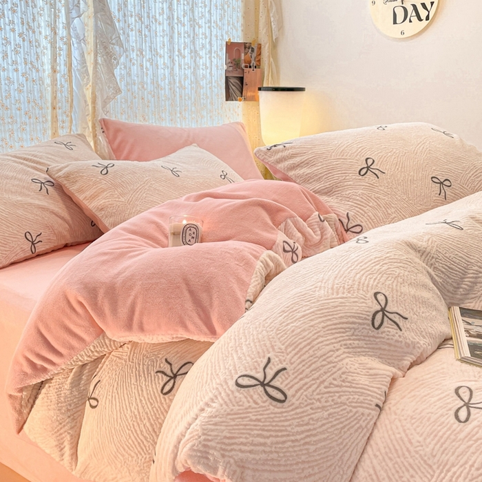91家纺网 家纺一手货源 找家纺 小叮当家纺仓储工厂店 2025新款高克重230克雕花牛奶绒四件套 梦幻芭蕾-粉