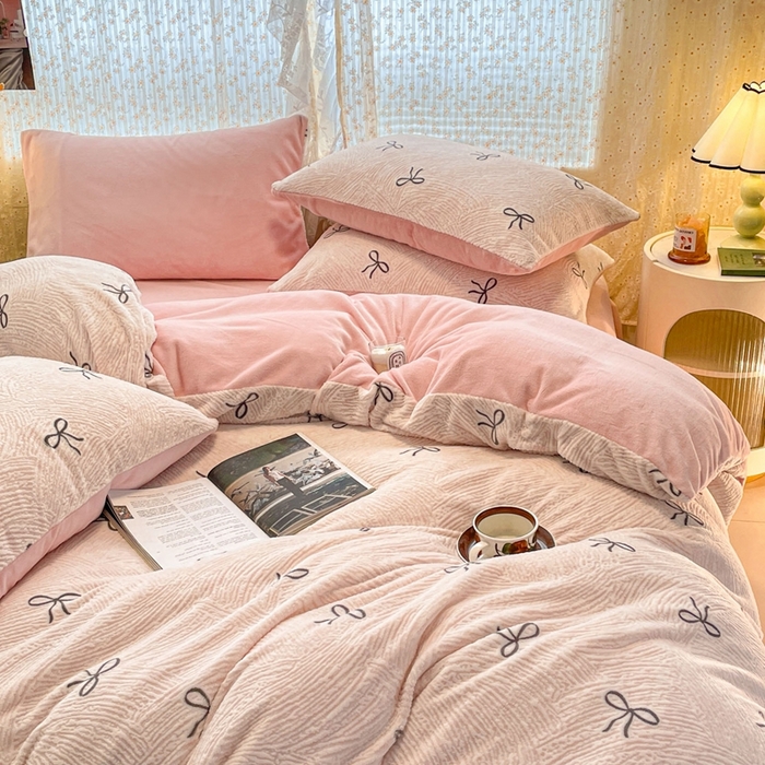 91家纺网 家纺一手货源 找家纺 小叮当家纺仓储工厂店 2025新款高克重230克雕花牛奶绒四件套 梦幻芭蕾-粉