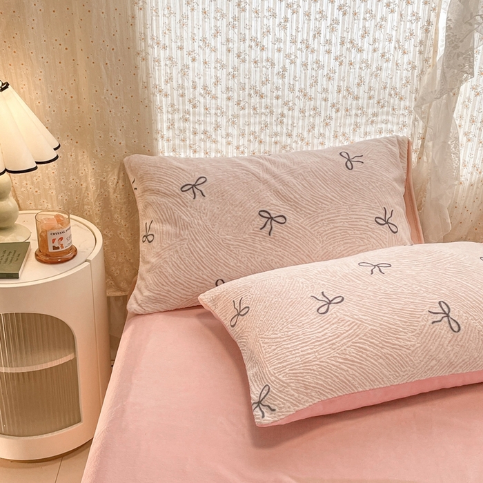 91家纺网 家纺一手货源 找家纺 小叮当家纺仓储工厂店 2025新款高克重230克雕花牛奶绒四件套 梦幻芭蕾-粉