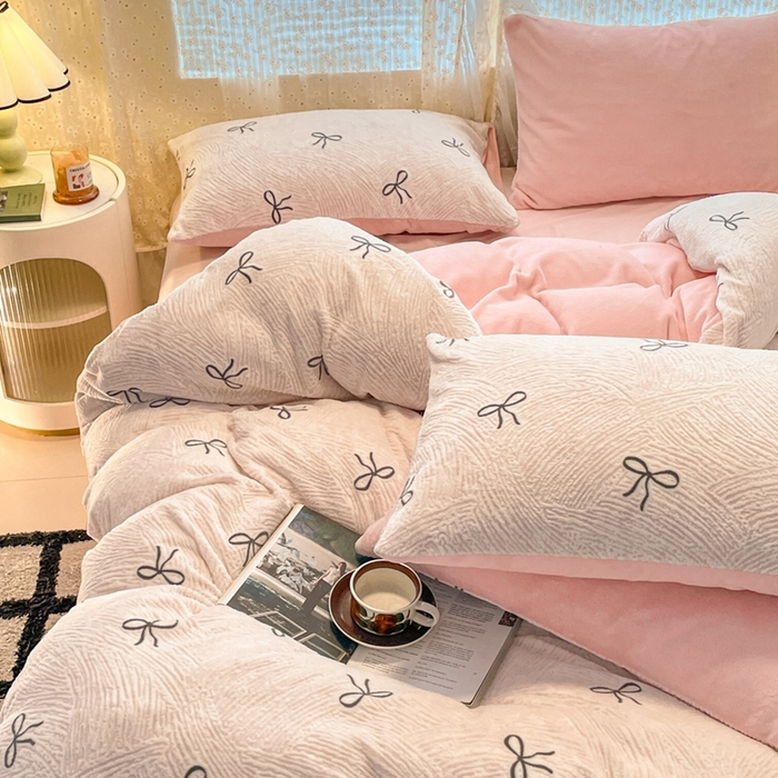 91家纺网 家纺一手货源 找家纺 小叮当家纺仓储工厂店 2025新款高克重230克雕花牛奶绒四件套 梦幻芭蕾-粉