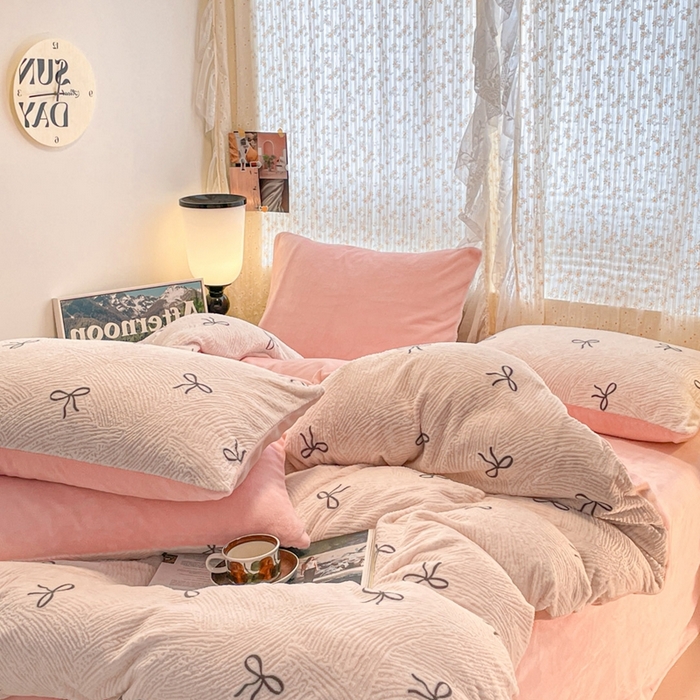 91家纺网 家纺一手货源 找家纺 小叮当家纺仓储工厂店 2025新款高克重230克雕花牛奶绒四件套 梦幻芭蕾-粉