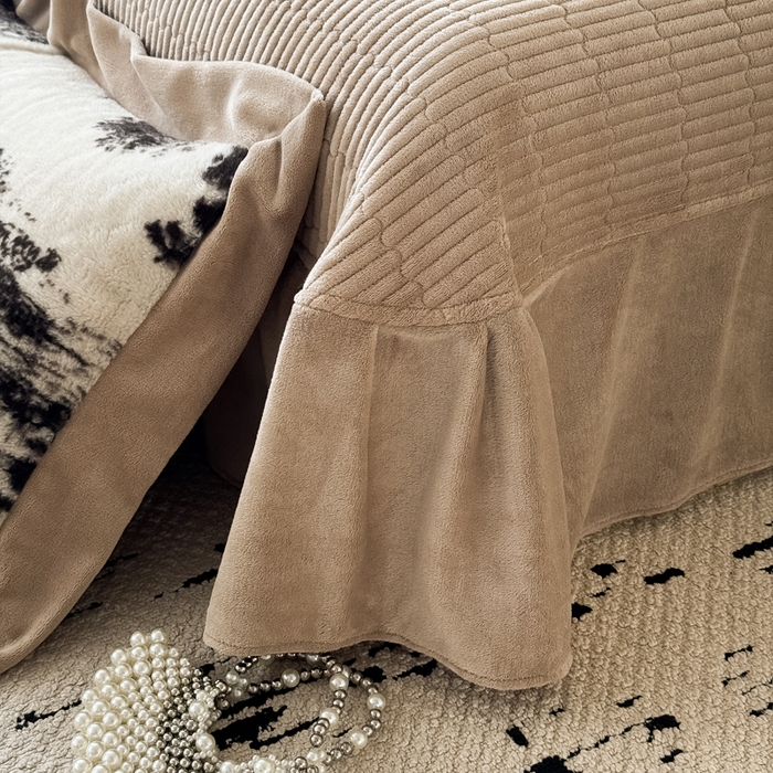 91家纺网 家纺一手货源 找家纺 九花鹿 2024新款A类宽边工艺款丹麦兔毛绒牛奶绒四件套 宽边丹麦兔绒-亦境