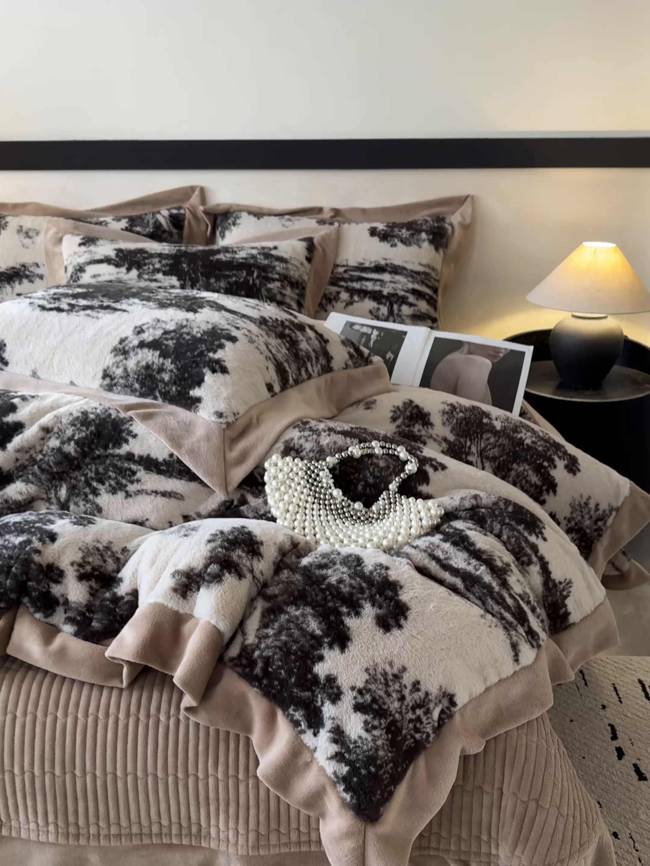 91家纺网 家纺一手货源 找家纺 九花鹿 2024新款A类宽边工艺款丹麦兔毛绒牛奶绒四件套 宽边丹麦兔绒-亦境