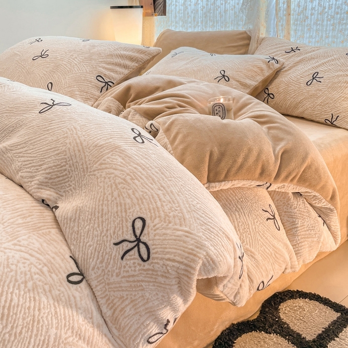 91家纺网 家纺一手货源 找家纺 小叮当家纺仓储工厂店 2025新款高克重230克雕花牛奶绒四件套 梦幻芭蕾-卡其