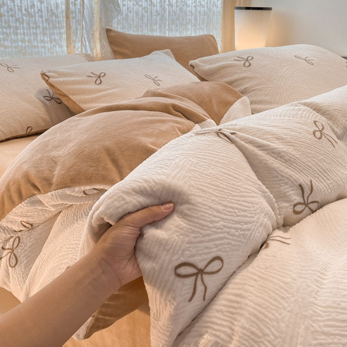 小叮当家纺仓储工厂店 2025新款高克重230克雕花牛奶绒四件套 梦幻芭蕾-奶白