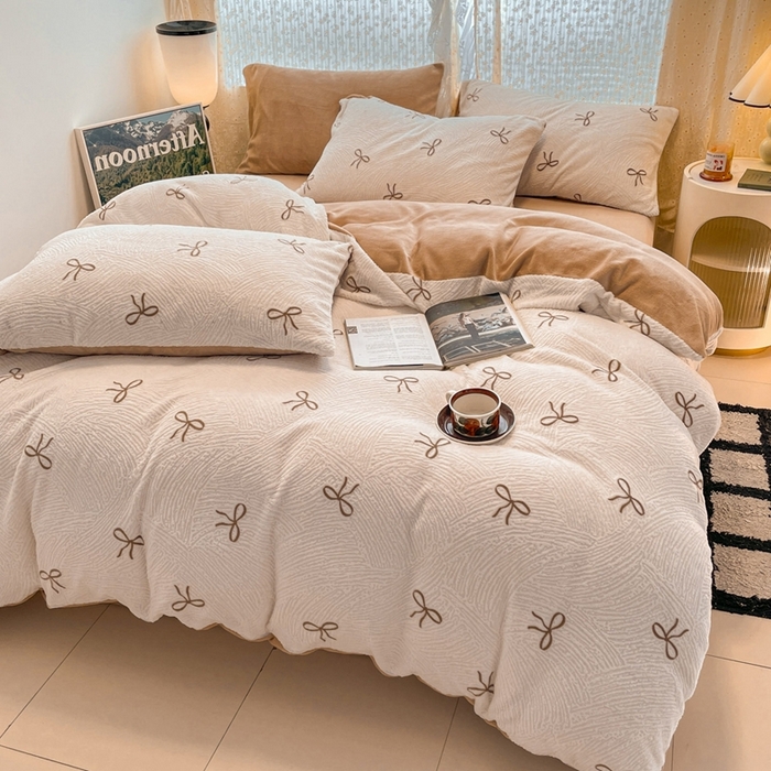 91家纺网 家纺一手货源 找家纺 小叮当家纺仓储工厂店 2025新款高克重230克雕花牛奶绒四件套 梦幻芭蕾-奶白