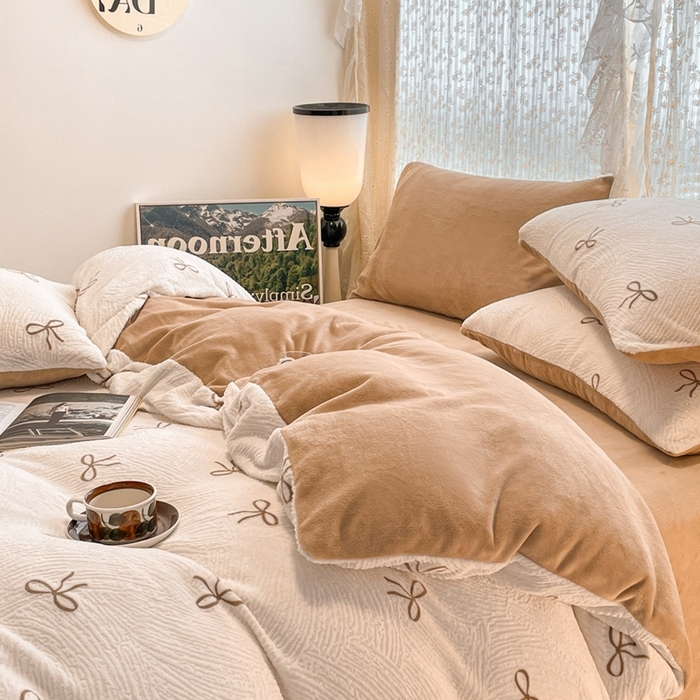 91家纺网 家纺一手货源 找家纺 小叮当家纺仓储工厂店 2025新款高克重230克雕花牛奶绒四件套 梦幻芭蕾-奶白