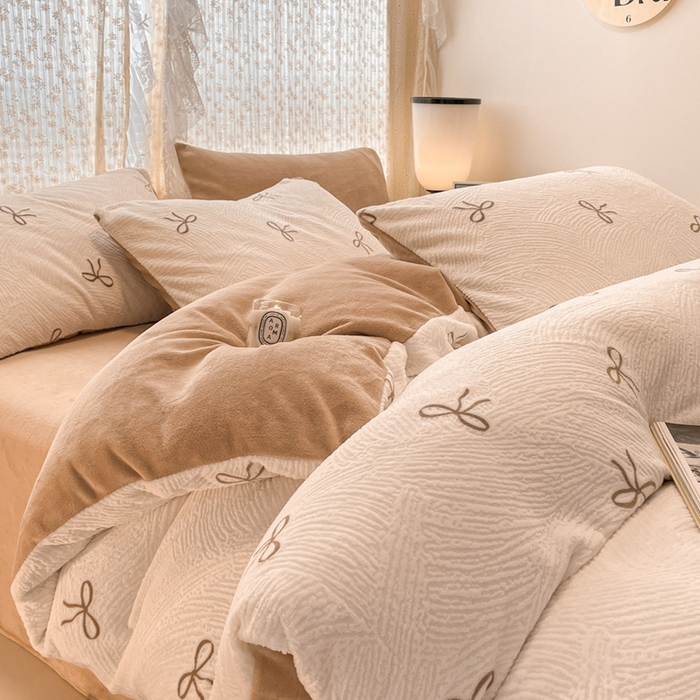 91家纺网 家纺一手货源 找家纺 小叮当家纺仓储工厂店 2025新款高克重230克雕花牛奶绒四件套 梦幻芭蕾-奶白