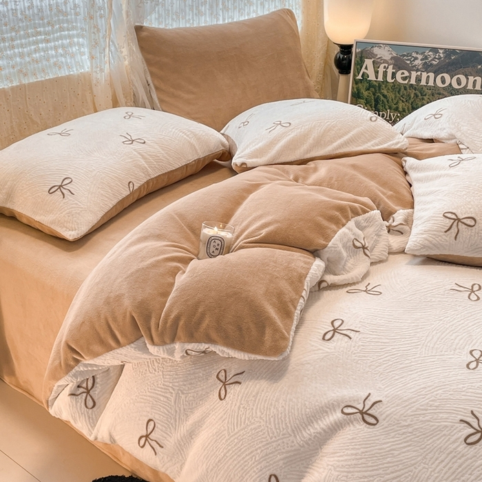 91家纺网 家纺一手货源 找家纺 小叮当家纺仓储工厂店 2025新款高克重230克雕花牛奶绒四件套 梦幻芭蕾-奶白