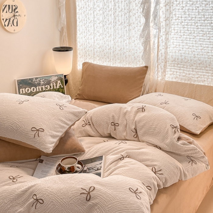 91家纺网 家纺一手货源 找家纺 小叮当家纺仓储工厂店 2025新款高克重230克雕花牛奶绒四件套 梦幻芭蕾-奶白