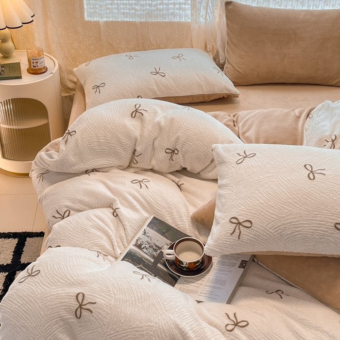 91家纺网 家纺一手货源 找家纺 小叮当家纺仓储工厂店 2025新款高克重230克雕花牛奶绒四件套 梦幻芭蕾-奶白