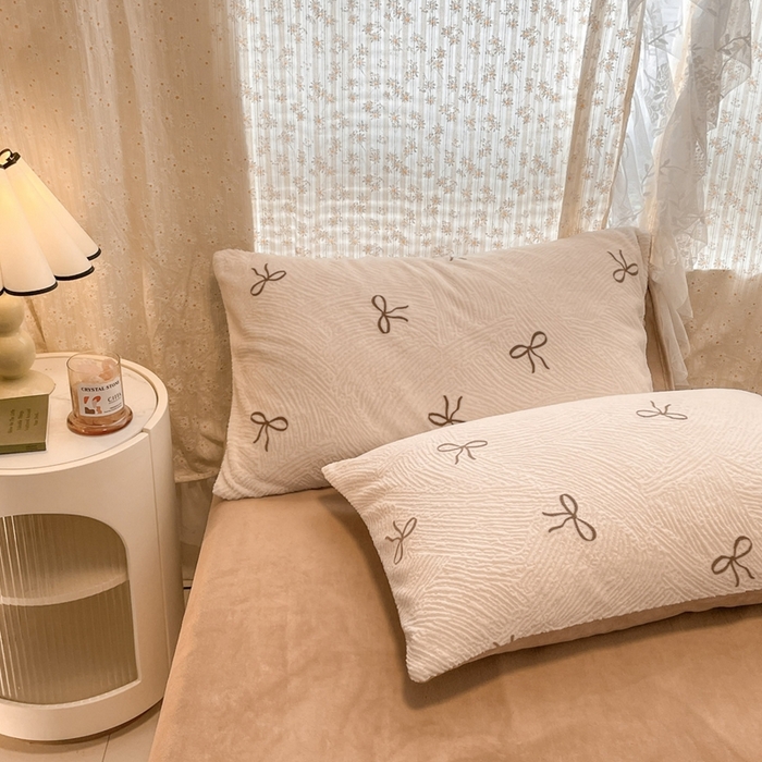 91家纺网 家纺一手货源 找家纺 小叮当家纺仓储工厂店 2025新款高克重230克雕花牛奶绒四件套 梦幻芭蕾-奶白